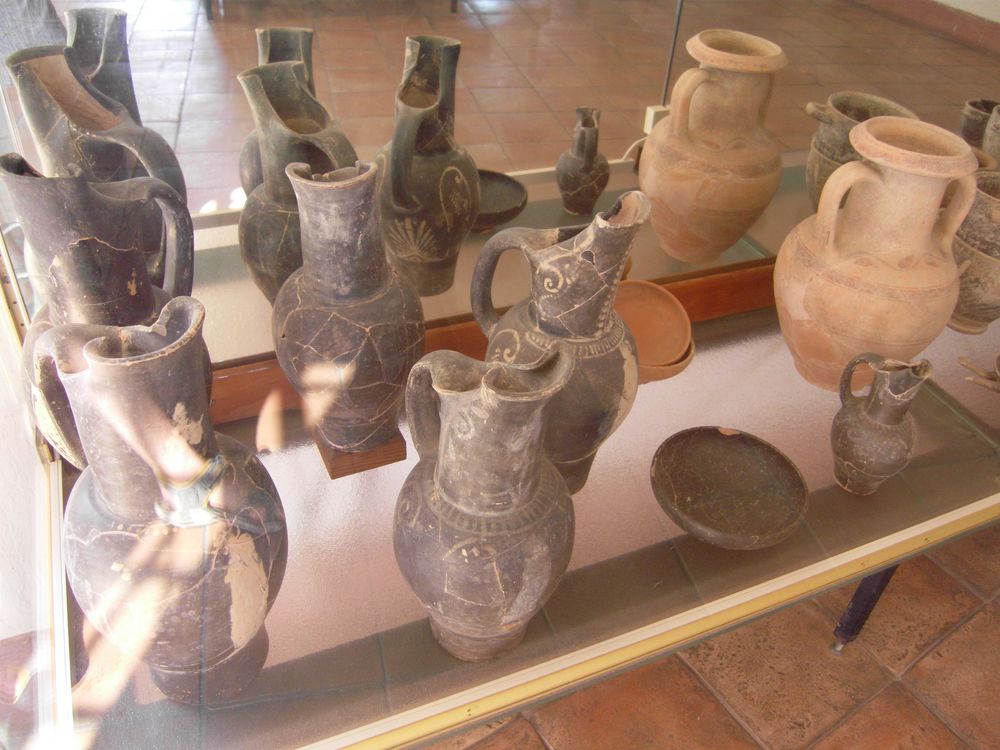 017 - Vases coupes et objets quotidiens - Aleria - Corse.JPG